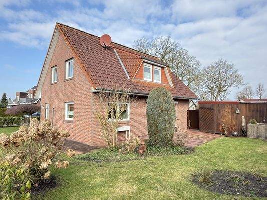 Terrasse mit Durchgang zum Carport