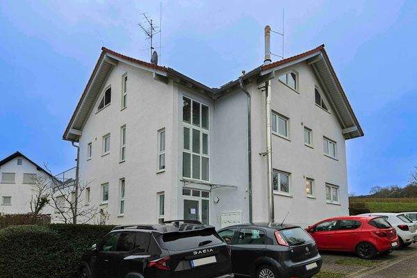 Außenansicht mit Stellplätzen