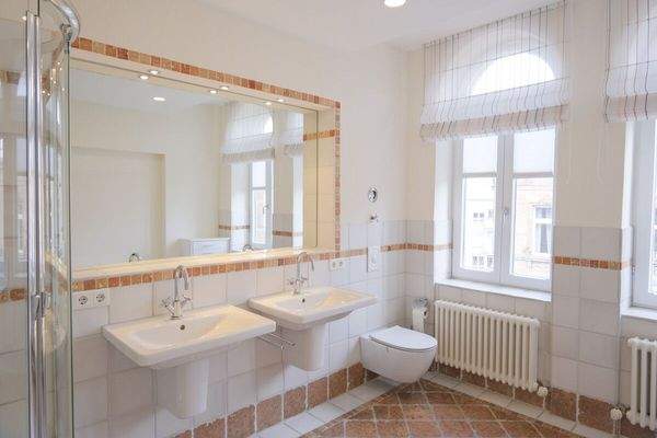 Bad mit Doppelwaschbecken und WC