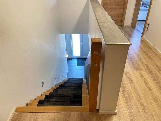 Treppe und Flurbereich im OG