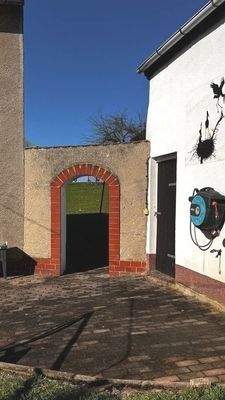 Zugang zum Grundstück hinter dem Haus