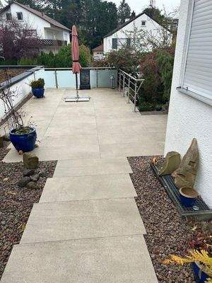 Weg mit Freisitz auf de Garage