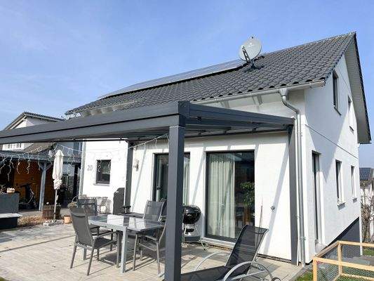 Hausansicht mit Terrasse