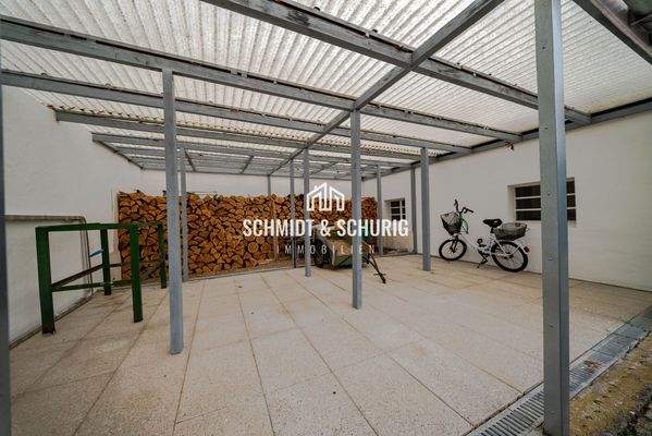 Überdachter Lagerplatz