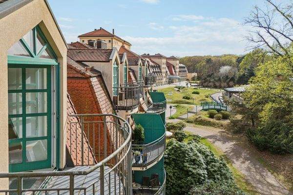Balkonaussicht mit Blickrichtung zum Hotel