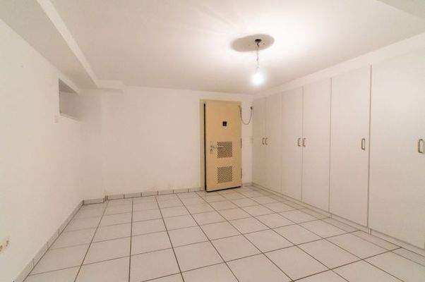 Vorratsraum mit Weinkeller