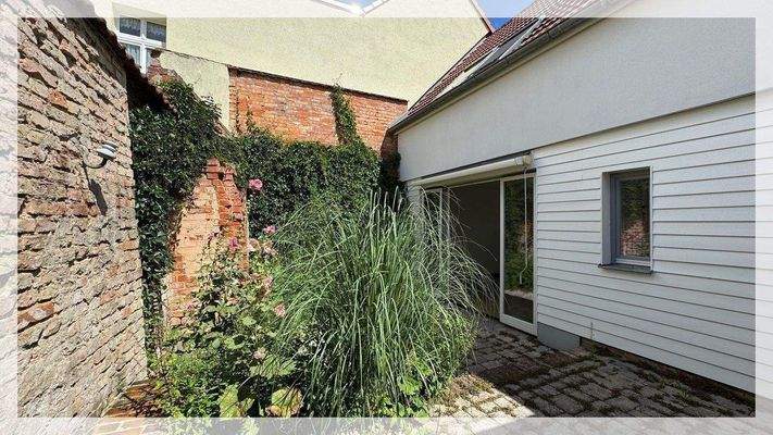 alter Backstein, wilder Wein.....