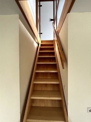 DG: Treppenaufgang von Zimmer 7 in den ausgebauten