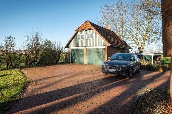 Garage und Stellplätze