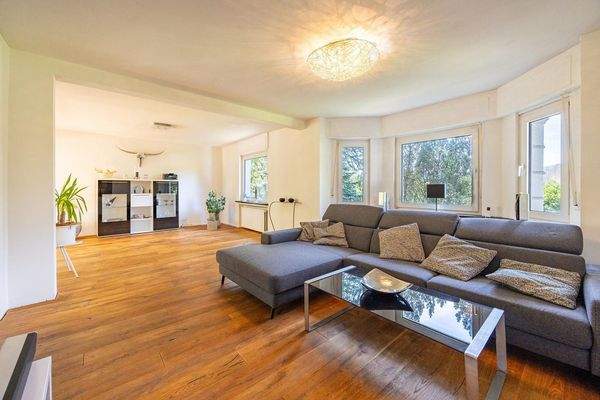 EG: Wohnzimmer mit Erker