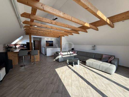 DG offenes Wohnzimmer mit Blick Wohn- und Essen Küchenbereich