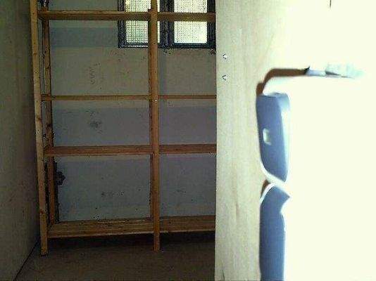 Keller mit Fenster. Stromanschluss. Steckdose.