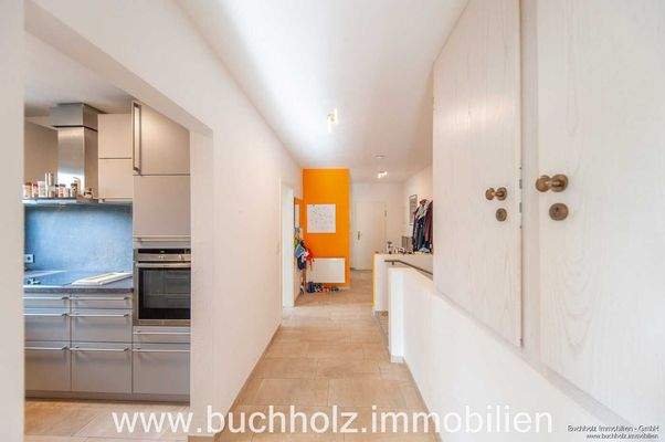 Flur mit großem und tiefen Einbauschrank