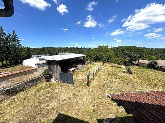 Garten und Wiesen mit Scheunen für Tiere 