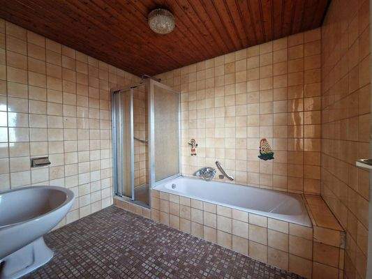 Bad mit Dusche u. Wanne