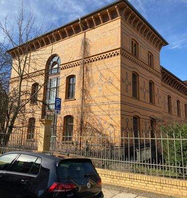 Seitlicher Blick auf das Haus