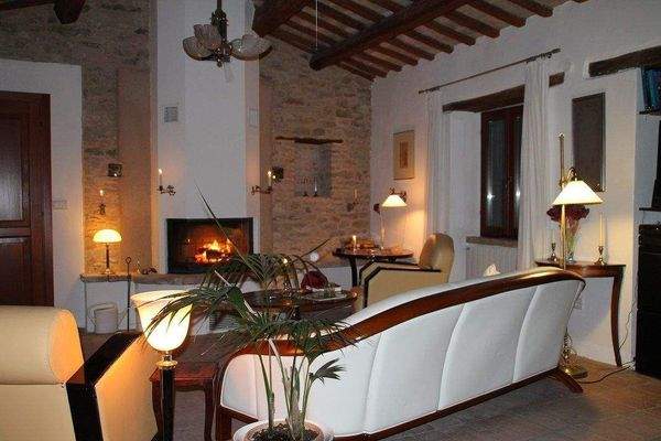 Großzügiges Wohnzimmer mit offenem Gebälk