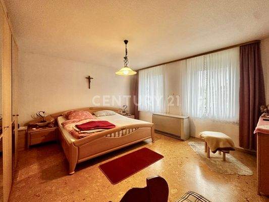 EG Schlafzimmer mit Blick zum Fensterf