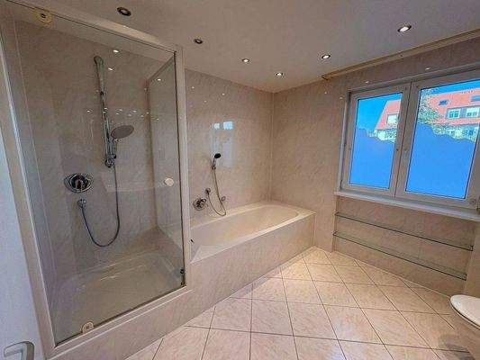 Tageslichtbad mit Wanne und Dusche