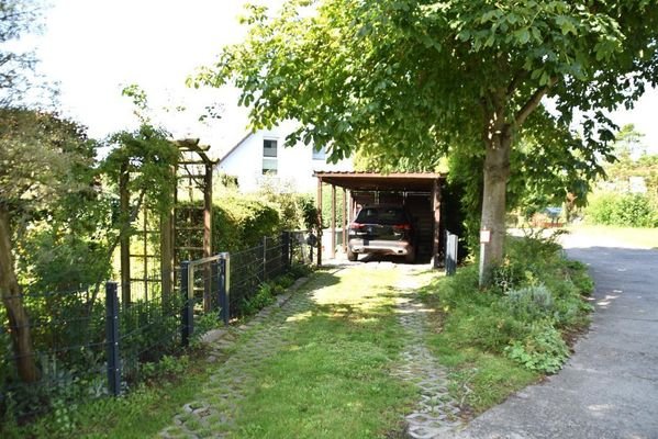 Carport hinter dem Haus