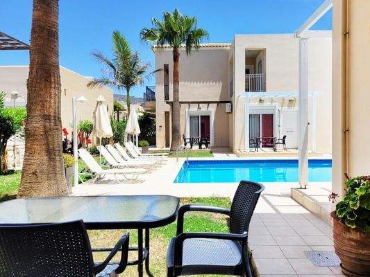 Kreta, Nopigia: 3-Zimmer-Wohnung in Anlage mit Pool nahe Strand zu verkaufen