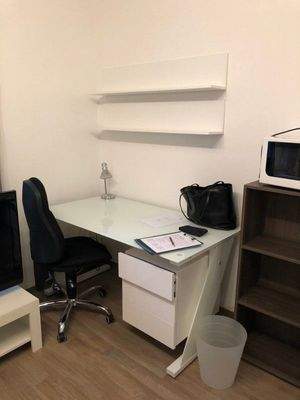 Arbeitsplatz mit Schreibtisch