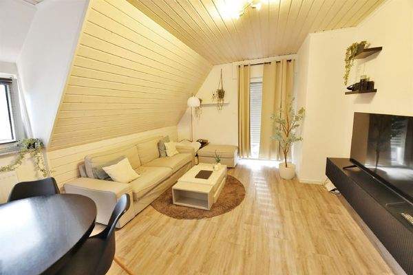 Wohn-/Esszimmer mit Zugang zum Balkon (DG)