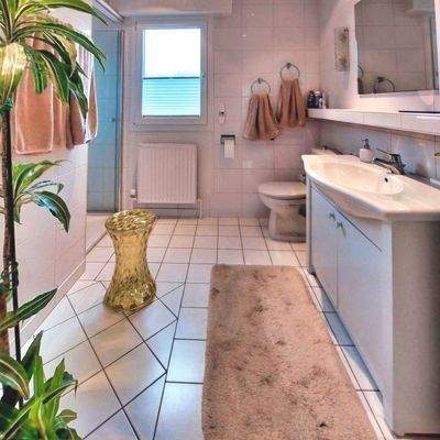 Bad mit Waschbecken und WC