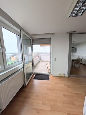 Blick vom Wohnzimmer zum Balkon