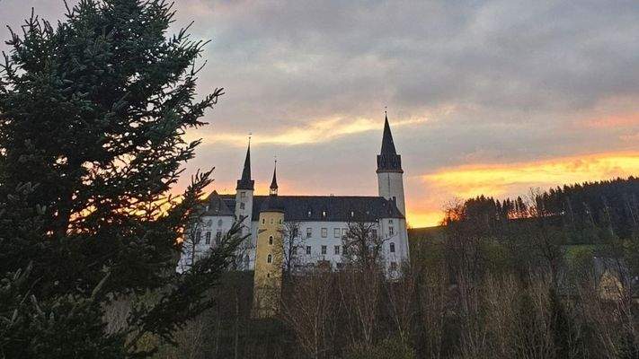 mit Blick auf das Schloss