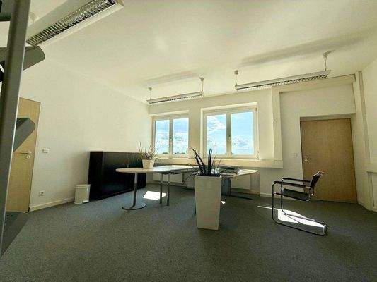 Geräumiges Schlafzimmer vor Renovierung ähnlich