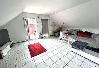 Wohnzimmer mit Balkon