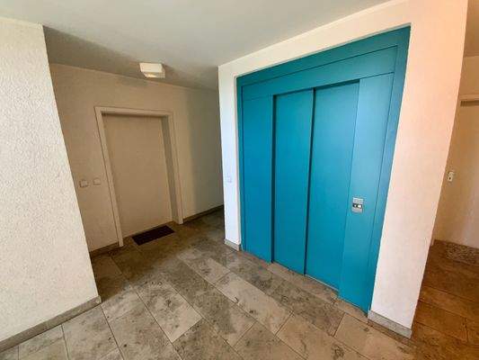 Eingang neben dem Aufzug