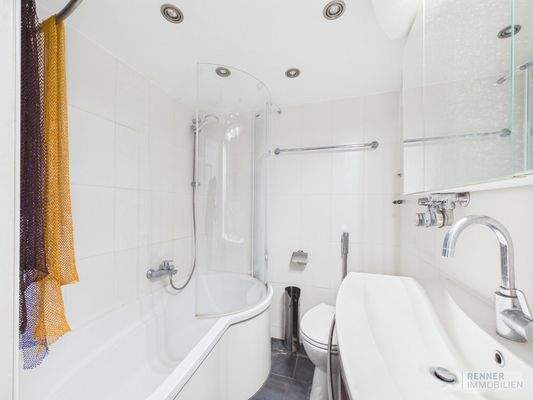 Badezimmer mit Duschwanne