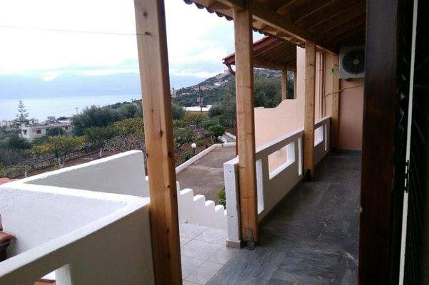 Kreta, Ammoudara: Haus mit 3 Wohnungen in Meeresnähe zu verkaufen