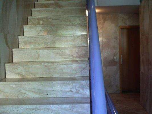 gepflegtes Treppenhaus mit Natursteinbelag