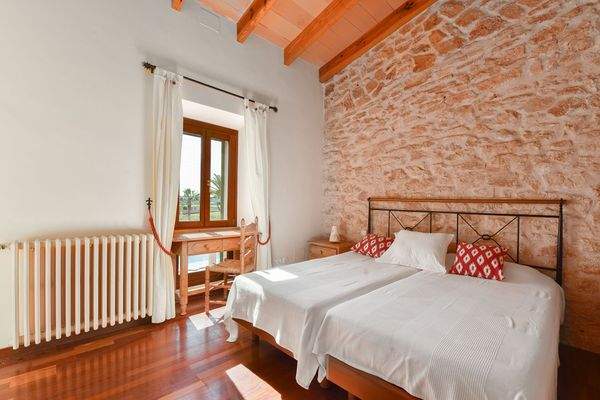 Schlafzimmer mit Natursteinwand