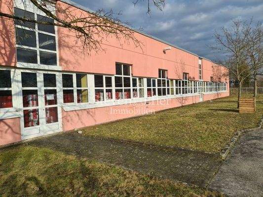 großzügige Lichtbänder an der Warmhalle