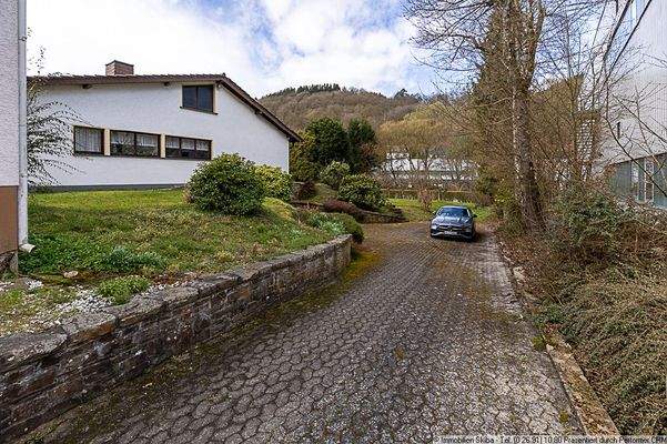 gepflasterte Garagenzufahrt