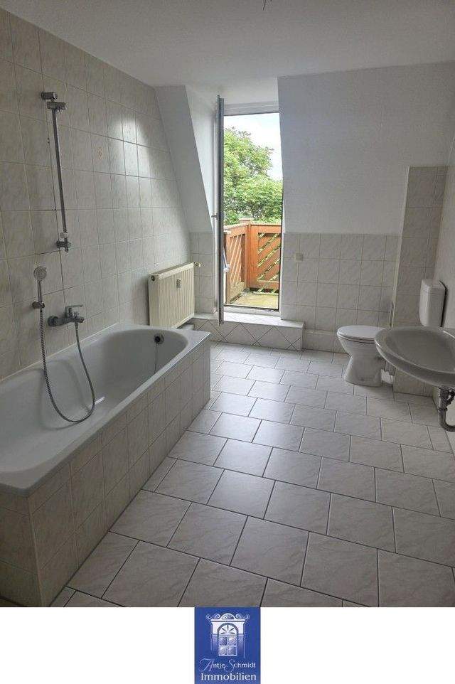 Individuelle Wohlfühlwohnung unterm Dach! Hofseitiger Balkon und toller Blick! - Foto 1