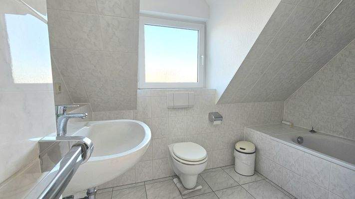 Tageslichtbad mit Wanne und WC