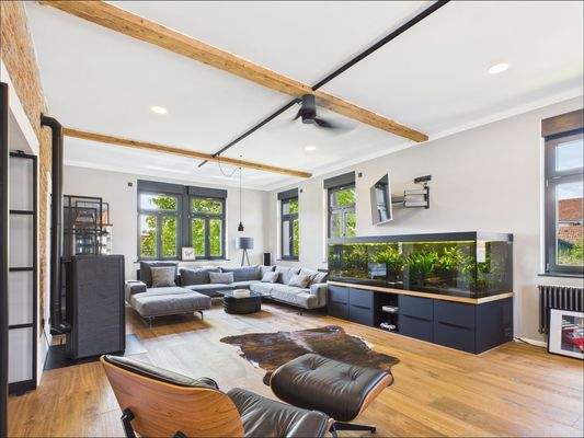 Wohnzimmer mit großem Aquarium