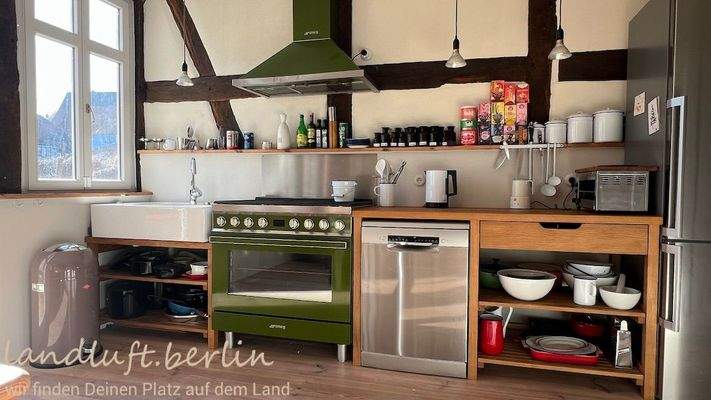 Küchenzeile mit hochwertigen Geräten und Einbaut