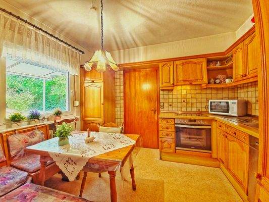 Küche mit Blick in den Garten