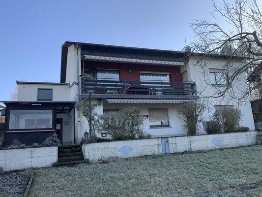 Rückseite mit überdachtem Freisitz