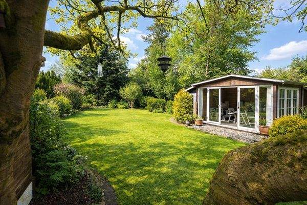 Blick in den Garten mit Wintergarten