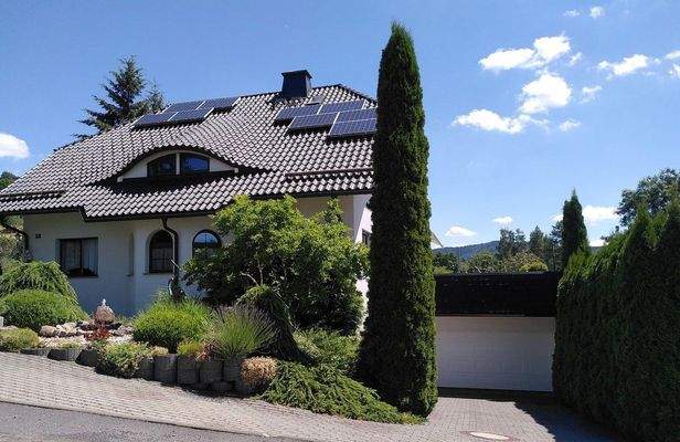 Villa Str.Seite + Garageneinf.