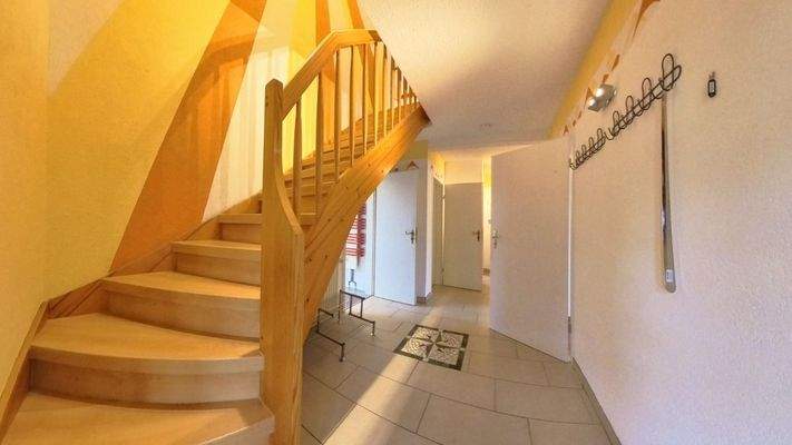 Diele im Erdgeschoss mit Zugang zu den Wohnräumen