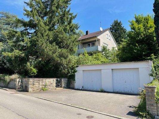 Hausvorderansicht mit Garagen