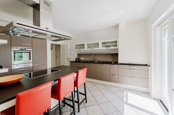 Die moderne Küche mit Kochinsel